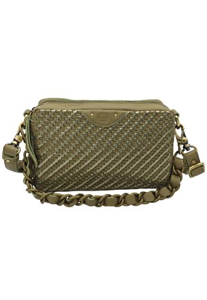 Sac bandoulière rectangulaire vert olive avec face avant en texture tissée, marqué "mila louise paris", et une sangle chaîne en cuir matelassé.