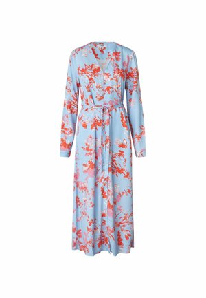 Gėlių raštų suknelė šviesiai mėlyno audinio, su ryškiais raudonos ir rožinės spalvos gėlių raštais, ilgomis rankovėmis, V formos iškirpte ir derančia susirišama juosta.