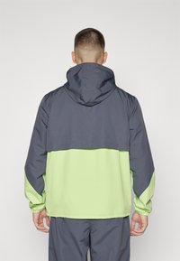 Under Armour LEGACY  - Neperpučiamoji striukė - castlerock/morph green