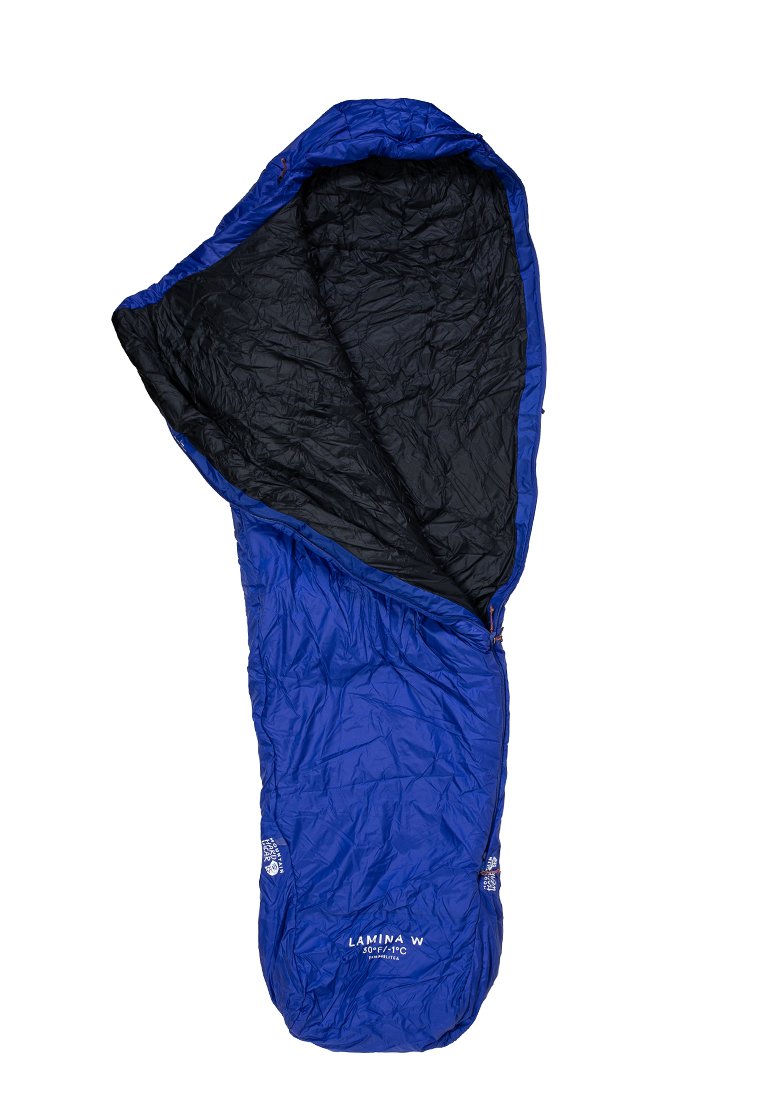 Blauer rechteckiger Schlafsack mit schwarzem Innenfutter, ausgestattet mit einem Reißverschluss über die gesamte Länge und einer elastischen Kapuze. Das Material wirkt zerknittert und leicht.