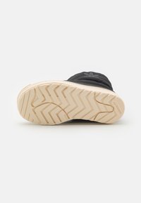 Černá vysoká teniska s gumovou podrážkou, s texturovaným svrškem a vzorem podrážky ve tvaru cikcaku. Logo tištěné u kotníku na vnější straně.