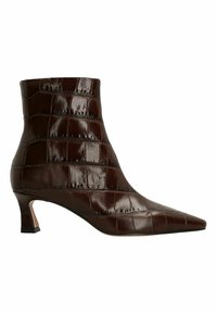 Bottines en cuir brun gaufré avec un bout pointu et un petit talon carré. La texture imite un motif de peau d'alligator.