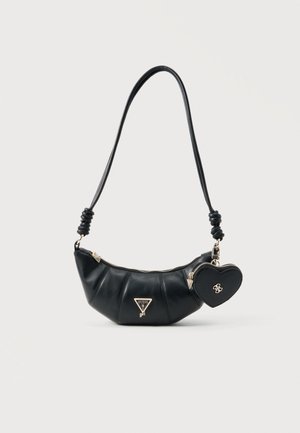 Sort skuldertaske formet som en halvmåne med knyttet strop, gyldent "Guess Girl"-logo og fastgjort hjerteformet møntpose med gyldent emblem.