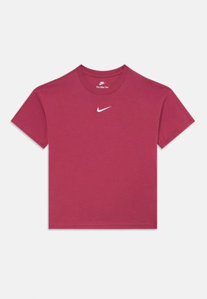 Bordo Nike majica s kratkimi rokavi in okroglim izrezom, ki na prsih nosi bel Nike logotip. Iz bombažnega materiala z gladko teksturo.