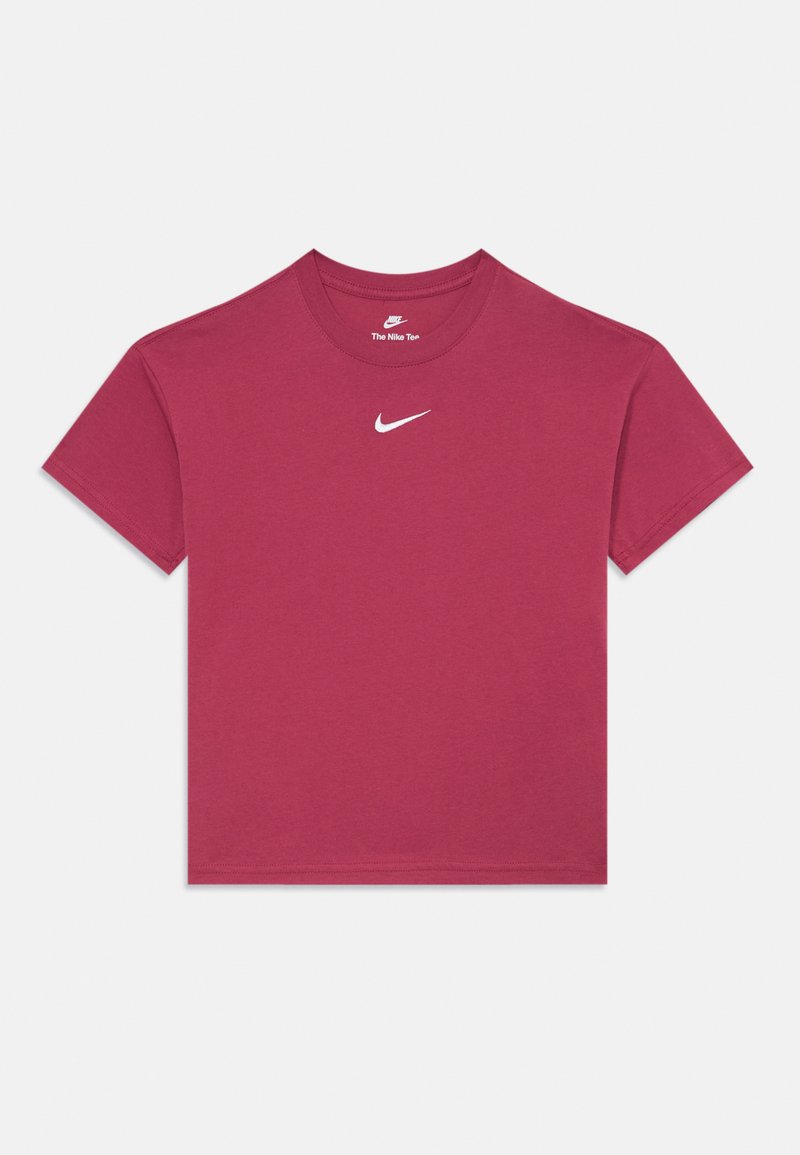 Bordeaux rotes Nike T-Shirt mit Rundhalsausschnitt und kurzen Ärmeln, das ein weißes Nike-Logo auf der Brust hat. Aus Baumwollmaterial mit glatter Textur.