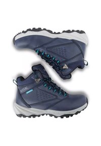 Bottes de randonnée bleu marine avec des lacets noirs et bleus, semelles noires robustes et semelles intermédiaires blanches, présentées côte à côte sur fond blanc.