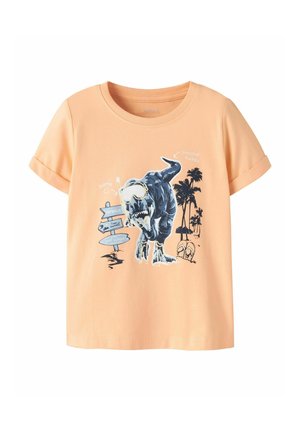 Tricou de culoarea piersicii cu imaginea unui T-Rex purtând echipament de snorkeling, palmieri, șlapi și indicatoare pentru școala de surfing.