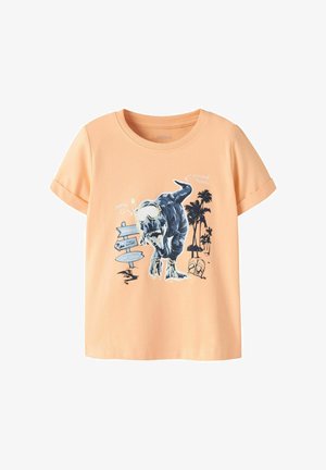 Tricou de culoarea piersicii cu imaginea unui T-Rex purtând echipament de snorkeling, palmieri, șlapi și indicatoare pentru școala de surfing.