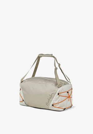 Beige Duffelbag mit verstellbaren Riemen, Reißverschluss und orangefarbenen elastischen Akzenten. Hergestellt aus robustem Material mit einer strukturierten Oberfläche.