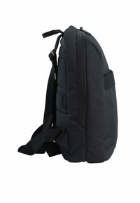 Schwarzer gepolsterter Rucksack mit verstellbaren Trägern, Seitentasche, glattem Stoff, rechteckiger Form und einem Reißverschluss an einer Seite.