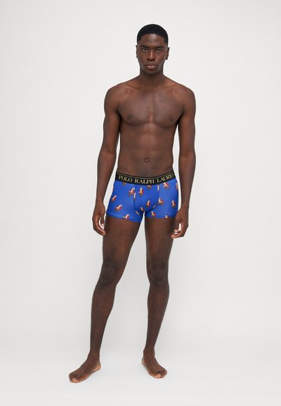 Boxeri albaștri cu un imprimeu colorat, talie neagră cu inscripția "POLO RALPH LAUREN," material din bumbac, design ajustat.