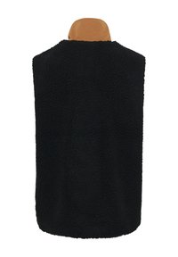 Černý fleece pončo s texturovaným povrchem, s vysokým límcem a bez viditelných zapínání. Navrženo pro unisex nošení.