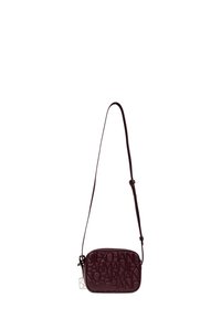 Borsa a tracolla bordeaux in pelle goffrata, con forma rettangolare, tracolla sottile e regolabile, e dettagli del logo sul davanti.