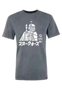 Harmaa puuvillapaita, jossa on edessä valkoinen graafinen kuva kypärästä ja teksti "BOBA FETT" tyylitellyillä japanilaisilla merkeillä.