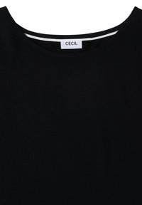 Robe noire à col rond montrant le col et une étiquette blanche cousue avec le nom de la marque "CECIL".