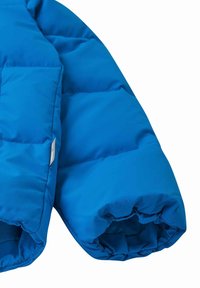 Giacca puffa blu con design trapuntato, dotata di polsini elastici e un tessuto liscio e lucido. Leggero imbottitura visibile nelle cuciture.