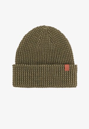 Gebreide muts in olijf groen, met een geribbelde textuur en een opgerolde boord met een klein leren merklabel aan de zijkant.