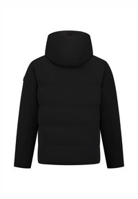 Zwarte donsjack met capuchon, voorzien van een gequilt ontwerp en een gladde textuur. Inclusief schouderaccenten en een logo aan de achterkant van de hals.