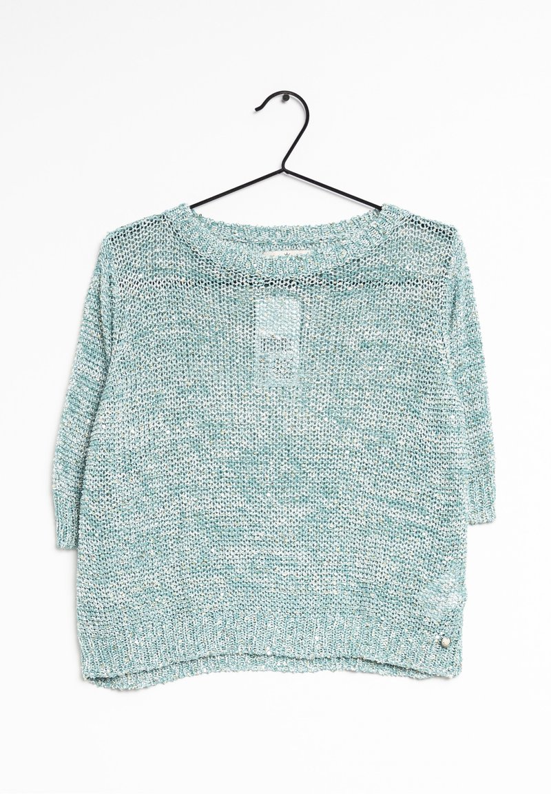 Pull à manches courtes en maille légère bleu clair suspendu sur un cintre noir sur fond blanc.