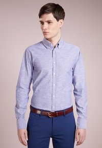 Lichtblauw overhemd met knoopsluiting in een katoenmix, met een kraag, lange mouwen en een slim fit. Gecombineerd met donkerblauwe broek en een leren riem in bruin.