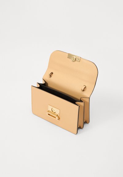 Victoria Beckham THE MINI DORIAN BAG - Kézitáska - peach