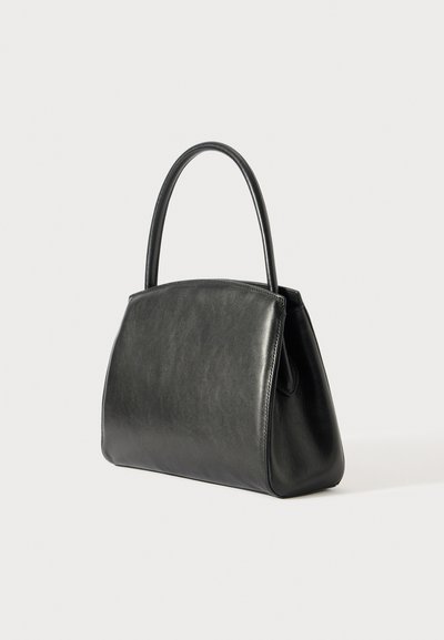 Crna kožna torba sa strukturiranim oblikom i jednim okruglim drškom na čistoj bijeloj pozadini.