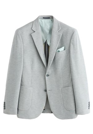 Lichtgrijze herenblazer met twee knopen, inkeping op de revers, voorzakken met pat en een bijpassend pochet in de borstzak.