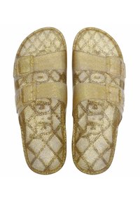 Une paire de sandales transparentes en paillettes dorées avec deux brides ajustables et des semelles texturées présentant des lettres de marque embossées.