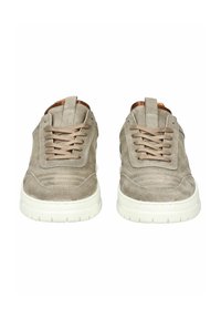 Sneaker in suede grigio chiaro, con lacci beige e suola in gomma bianca. Decorati da un motivo intrecciato sulla parte superiore e una linguetta sul tallone.
