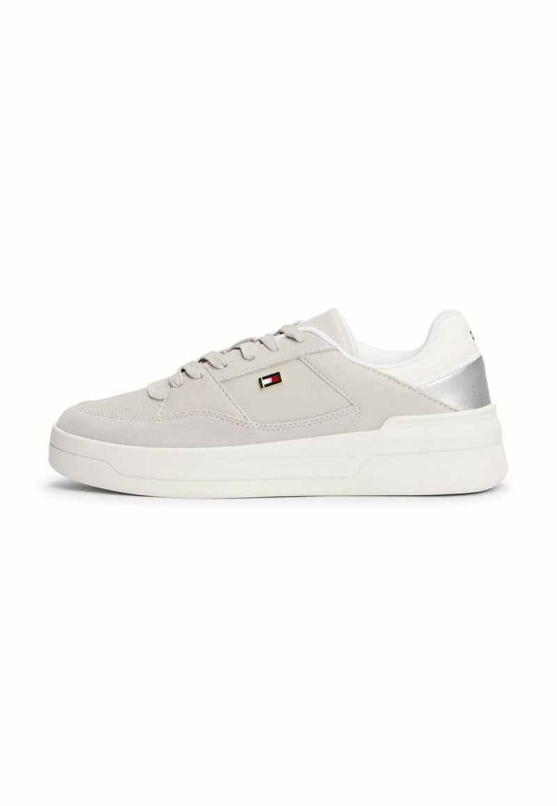 Jasnoszare sneakersy z fakturowaną cholewką, białą podeszwą i metaliczno-srebrnymi akcentami na pięcie. Posiadają małe logo marki.