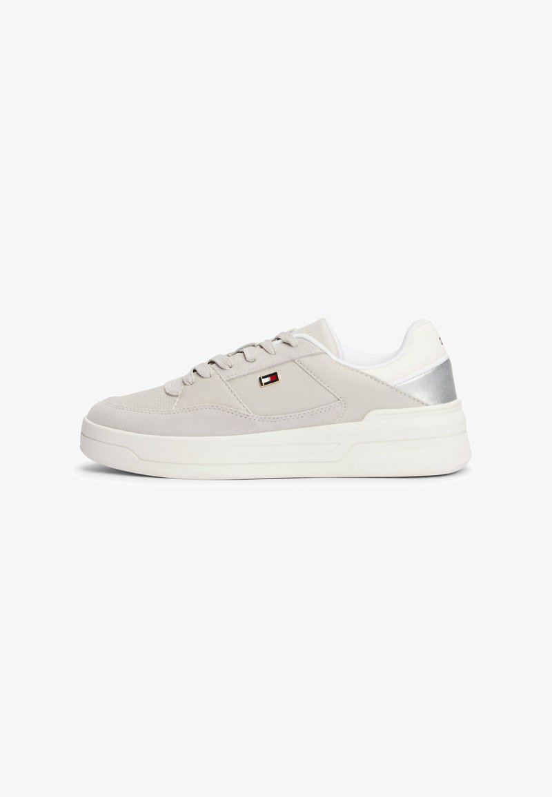 Jasnoszare sneakersy z fakturowaną cholewką, białą podeszwą i metaliczno-srebrnymi akcentami na pięcie. Posiadają małe logo marki.