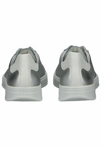 Sneaker grigie e bianche con un contro tallone in metallo argentato, materiali testurizzati, design arrotondato e una suola in gomma. Lacci dello stesso colore.
