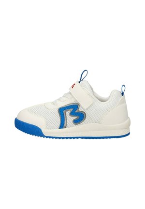 Witte kindersneaker met blauwe zool, blauwe trek-lusjes, klittenbandsluiting en een blauw geborduurd decoratief ontwerp aan de zijkant.