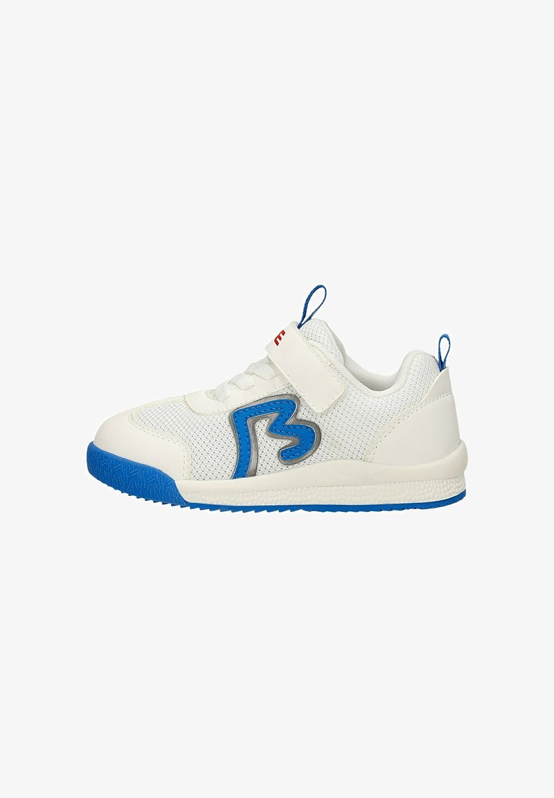 Baskets blanches pour enfants avec semelle bleue, languettes bleues, bride à velcro et un motif décoratif brodé bleu sur le côté.