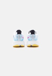 Ζευγάρι λευκά, ανοιχτό μπλε και ροζ αθλητικά παπούτσια με κίτρινες σόλες, που φαίνονται από πίσω, με την ένδειξη «Clifton 10» σε κάθε τακούνι.