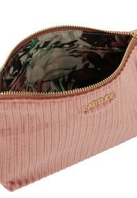 Pochette cosmetica in velluto a coste rosa con una zip dorata. L'interno presenta un motivo floreale di colori scuri e chiari. Logo "LATITUDE" impresso in oro.