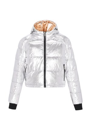 Ezüst színű pufferejkabát rövidített fazonnal, fényes külső résszel, kapucnis gallérral és fekete cipzáras részletekkel. Rugalmas fekete mandzsettákkal rendelkezik.