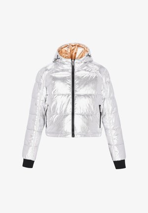 Chaqueta acolchada plateada con un diseño corto, exterior brillante, cuello con capucha y detalles negros con cremallera. Presenta puños elásticos negros.