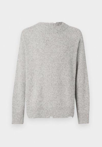 Pull en tricot gris avec une finition texturée, col rond et manches longues. Présente un ourlet droit et de subtiles variations de couleur.