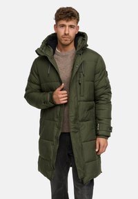 Oliwkowa ocieplana kurtka z kapturem, z szarymi sznurkami, bocznymi kieszeniami i kieszenią na zamek na piersi. Teksturowana tkanina, projekt do kolan.