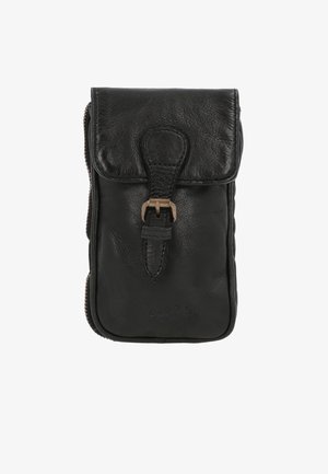 Svart läderpås med klaffstängning, justerbar rem och mässingsdetaljer. Har en texturerad yta och subtil logotypdetalj på framsidan.