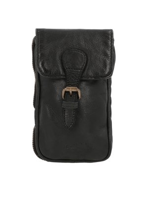 Zwarte leren pouch met een klep sluiting, verstelbare schouderband en messing hardware. Heeft een gestructureerde afwerking en subtiele logo details aan de voorzijde.