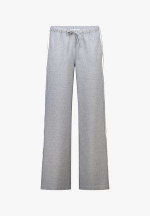 Pantalones de pierna ancha grises con una cinturilla elástica y cordón. Presentan rayas laterales blancas y un acabado de tela texturizada.