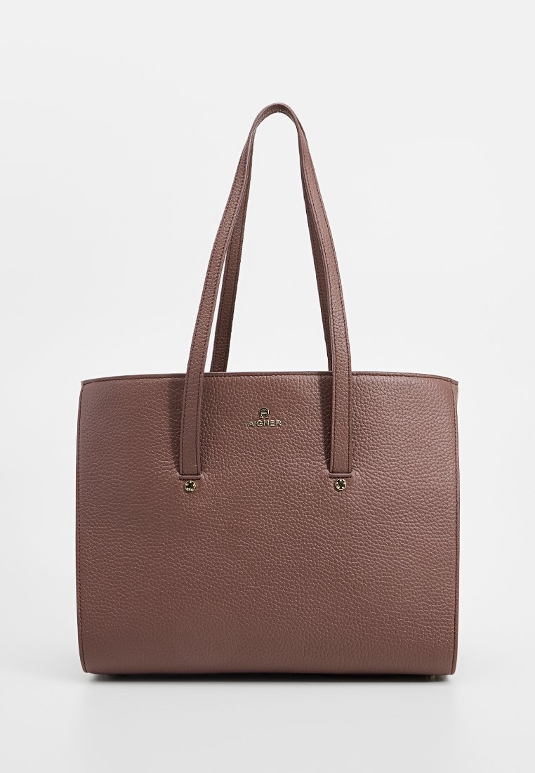 Braune strukturierte Ledertasche mit zwei langen Griffen, goldenen Hardware-Akzenten und einem Logo auf der Vorderseite. Rechteckige Form mit flachem Boden.