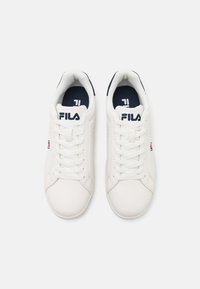 Sneakers bianchi Fila realizzati in materiale sintetico liscio, con punta rotonda, design con lacci, dettagli perforati e interno blu navy.