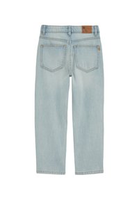 Hele sinise teksapüksid, vaadatuna tagantpoolt, kahe tagatasku ja vöörihma kohal asuva nahast brändiplaadiga.