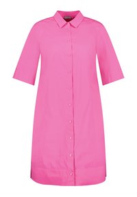 Robe boutonnée rose avec un col, des manches courtes et une coupe droite. Fabriquée en tissu lisse de couleur unie sans motifs visibles.