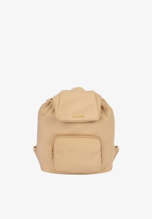 Zaino beige con tasca frontale con zip, chiusura a patta, logo color oro e spallacci regolabili.