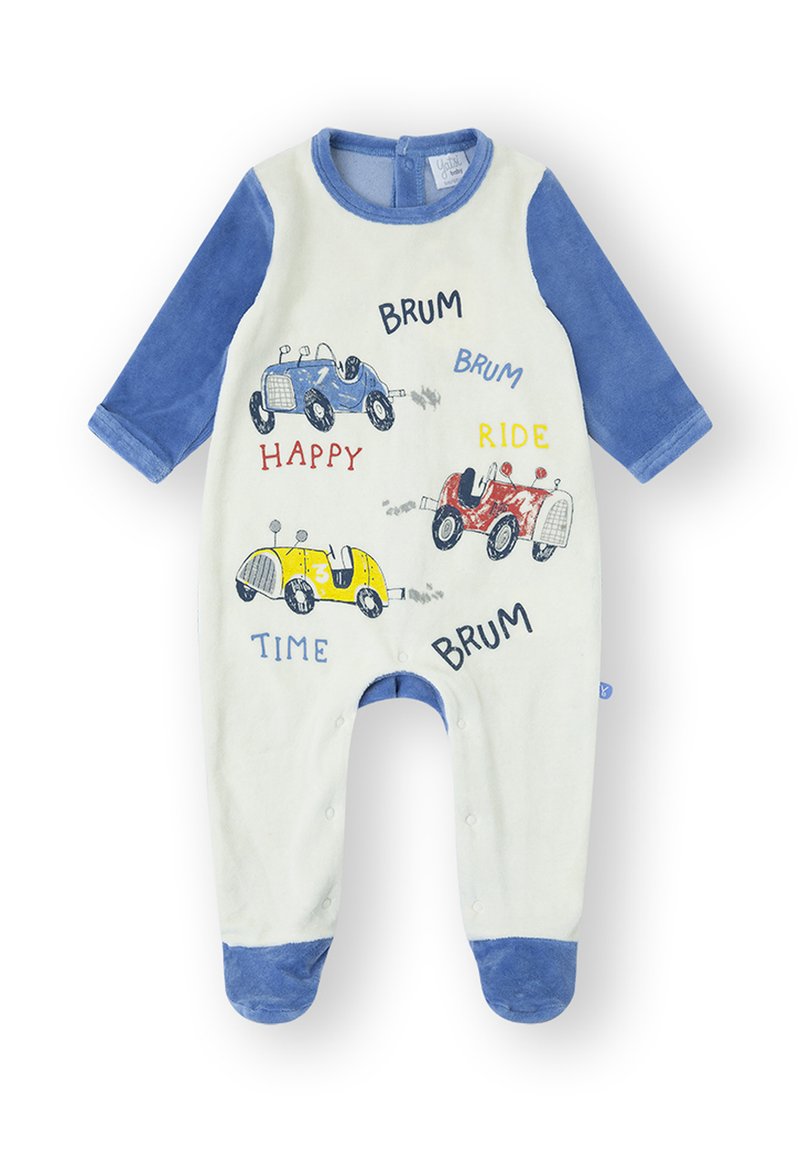 Pijama para bebés de forro polar azul claro y blanco con ilustraciones coloridas de coches y texto. Mangas largas con detalles en azul y cierre de broches.