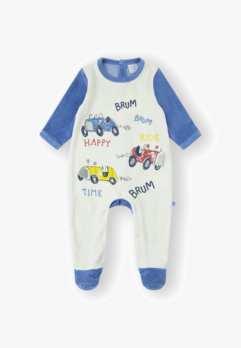 Pijama para bebés de forro polar azul claro y blanco con ilustraciones coloridas de coches y texto. Mangas largas con detalles en azul y cierre de broches.